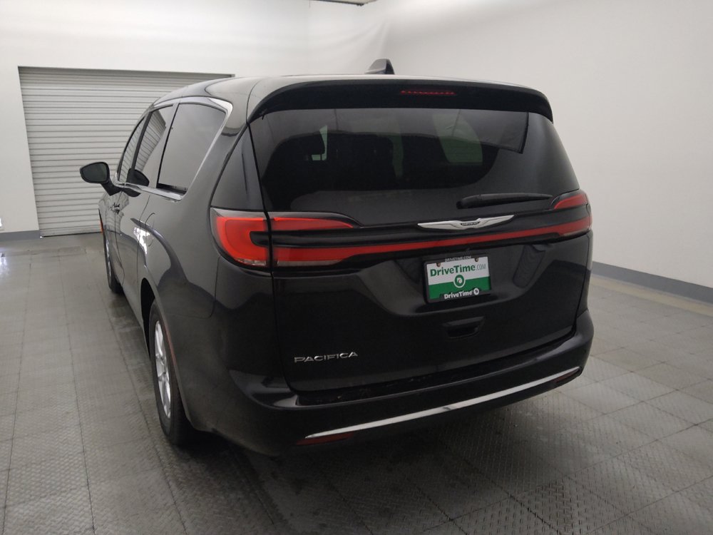 Used 2023 Chrysler Pacifica Touring-L FWD image 6