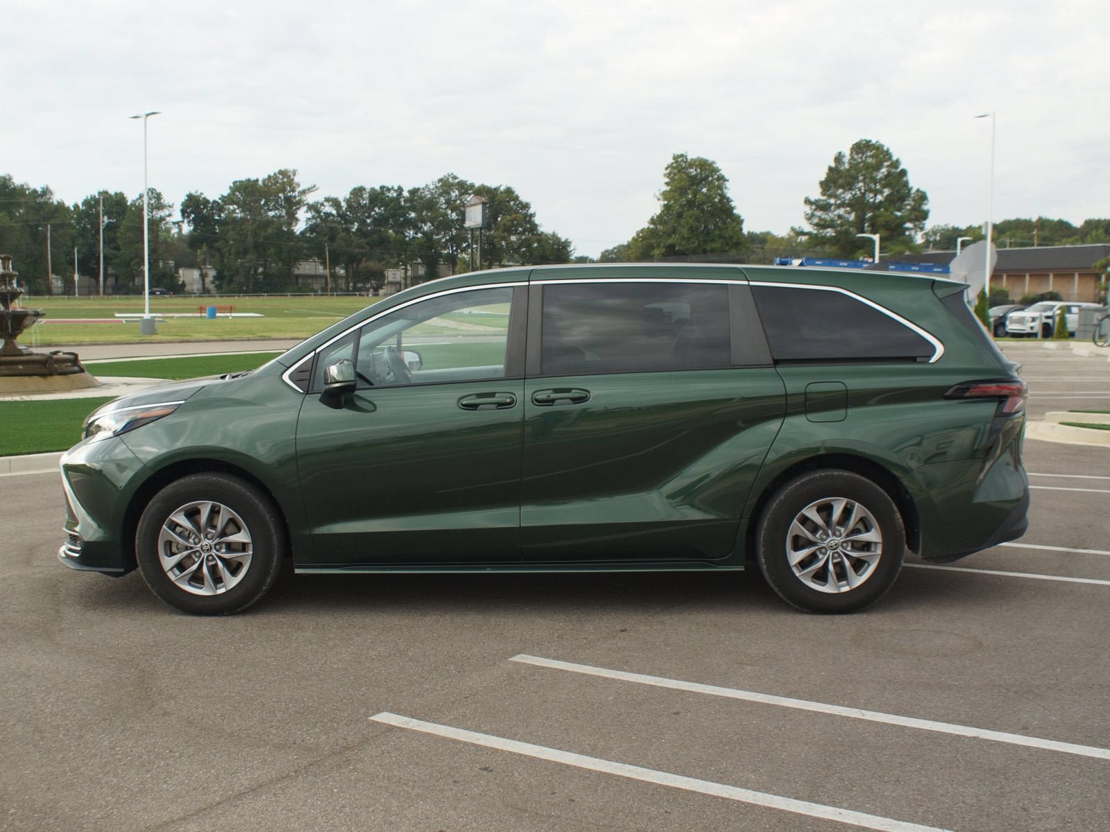 Used 2024 Toyota Sienna LE FWD image 12