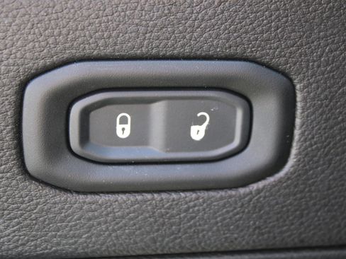 Used 2022 Jeep Wrangler Unlimited Sahara w/ Cold Weather Group image 21