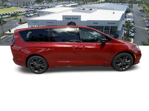 New 2026 Chrysler Pacifica Select image 3
