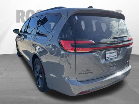 Used 2025 Chrysler Pacifica Limited FWD image 6