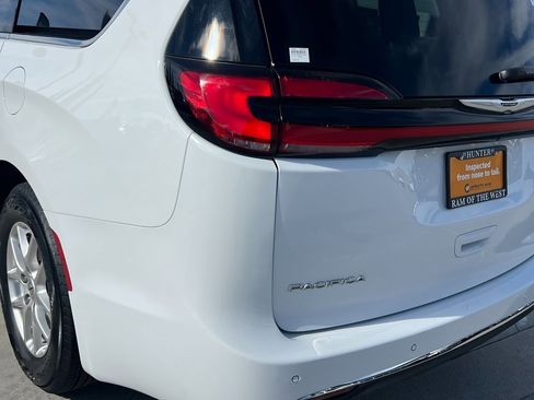 Certified 2024 Chrysler Pacifica Touring-L image 22