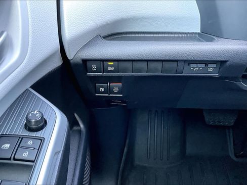 Used 2026 Toyota Sienna XLE FWD image 34