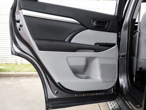 Used 2019 Toyota Highlander LE FWD image 46