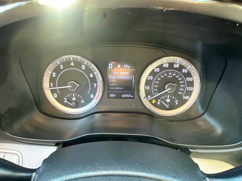 Used 2021 Hyundai Venue SEL FWD image 18