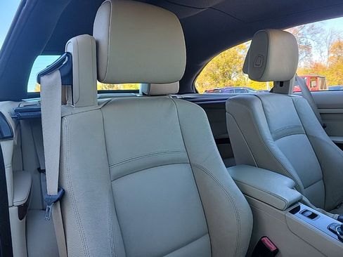 Used 2011 BMW 335i Convertible image 17