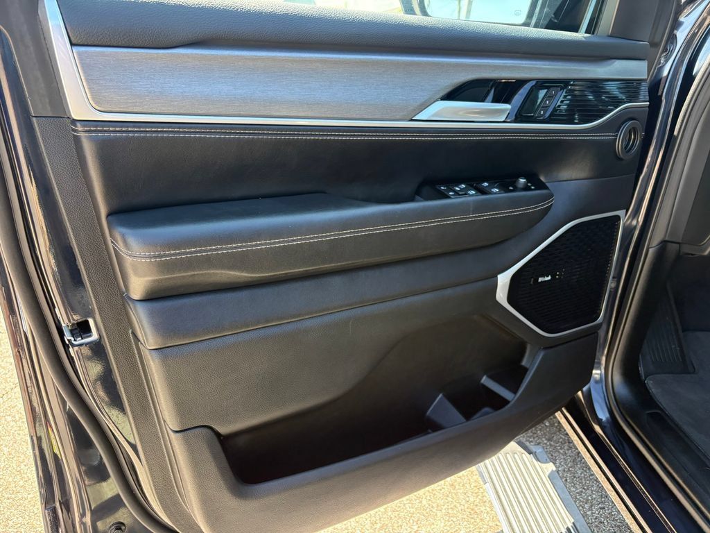 Used 2025 Jeep Wagoneer Series III w/ Premium Group I AWD/4WD image 10