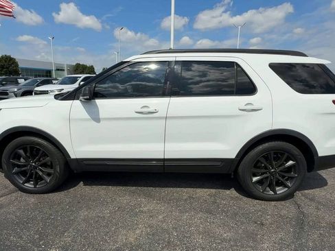 Used 2017 Ford Explorer XLT w/ Equipment Group 202A FWD image 5
