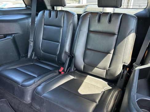 Used 2018 Ford Explorer XLT w/ Equipment Group 202A AWD/4WD image 23