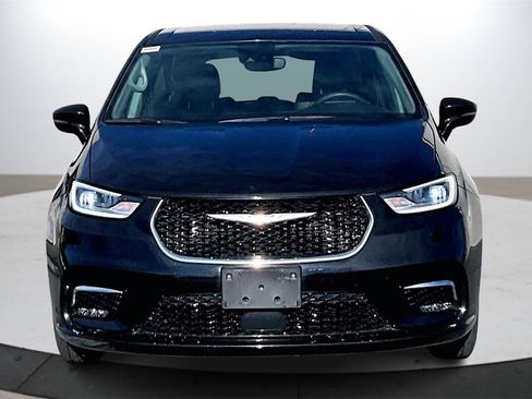 Certified 2024 Chrysler Pacifica Touring-L image 3