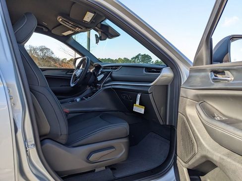 New 2025 Jeep Grand Cherokee Laredo image 32