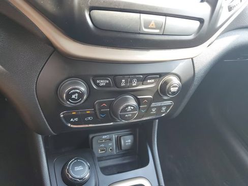 Used 2016 Jeep Cherokee Latitude w/ Comfort/Convenience Group AWD/4WD image 27
