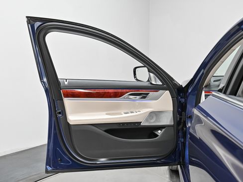 Used 2022 BMW ALPINA B7 xDrive w/ Luxury Rear Seating Package image 23