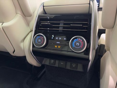 Used 2023 Land Rover Range Rover SE image 38