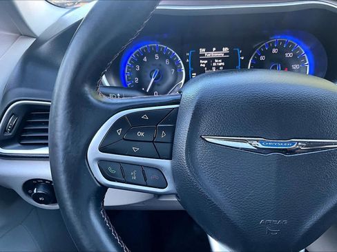 Used 2017 Chrysler Pacifica Touring-L FWD image 23