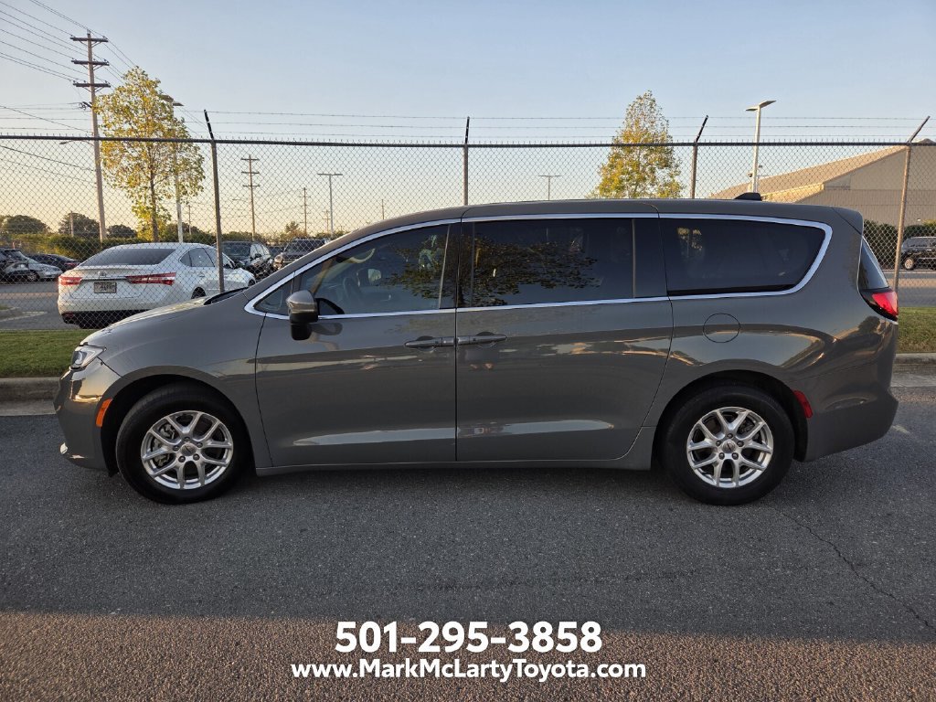 Used 2023 Chrysler Pacifica Touring-L FWD image 6
