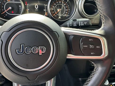 Used 2020 Jeep Wrangler Unlimited Sahara image 26