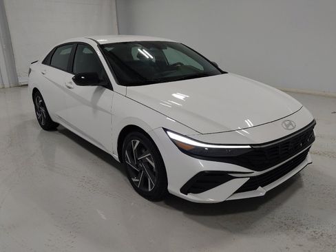 Used 2025 Hyundai Elantra Sport FWD image 13