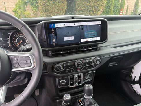 Used 2025 Jeep Wrangler Unlimited Sahara AWD/4WD image 17