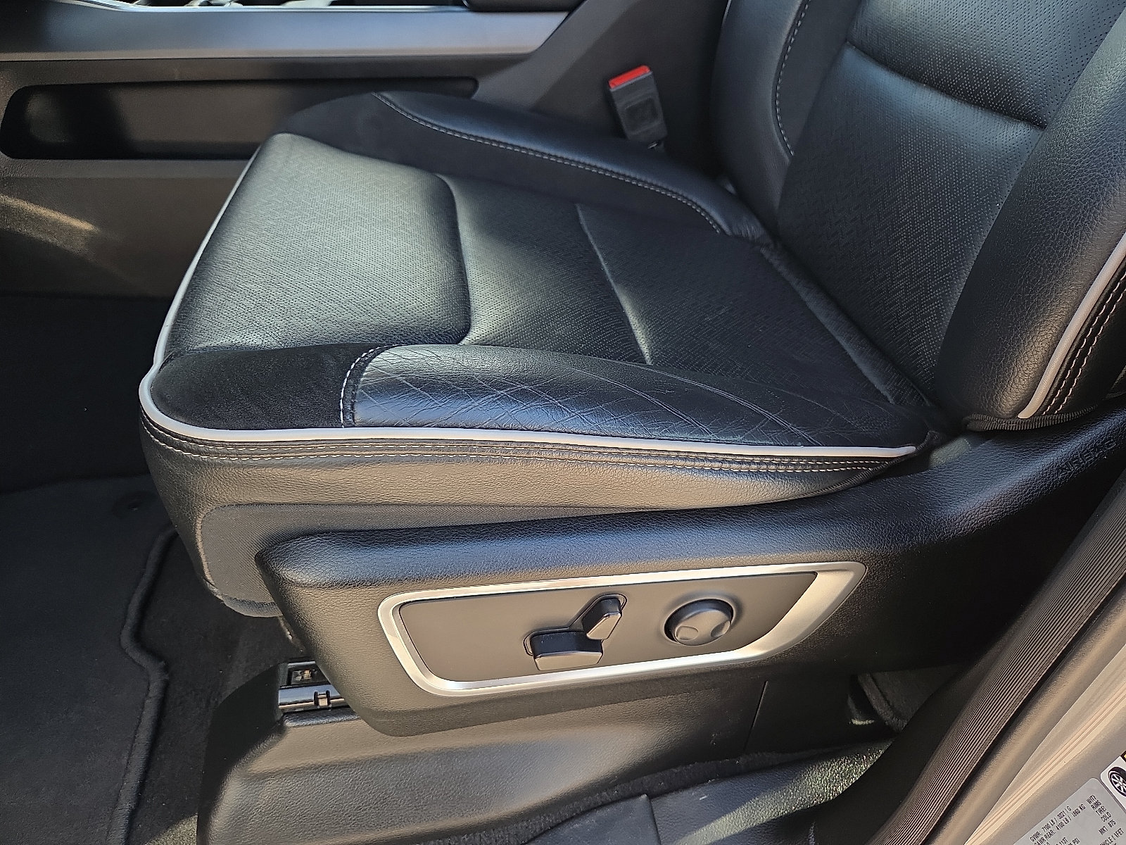 Used 2025 RAM 1500 Laramie AWD/4WD image 14