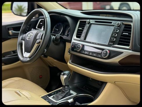 Used 2016 Toyota Highlander Limited Platinum FWD image 13