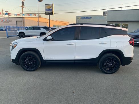 Used 2022 GMC Terrain SLE w/ Elevation Edition image 8