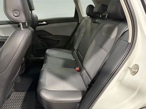 Used 2023 Volkswagen Taos SE w/ Panoramic Sunroof Package FWD image 29