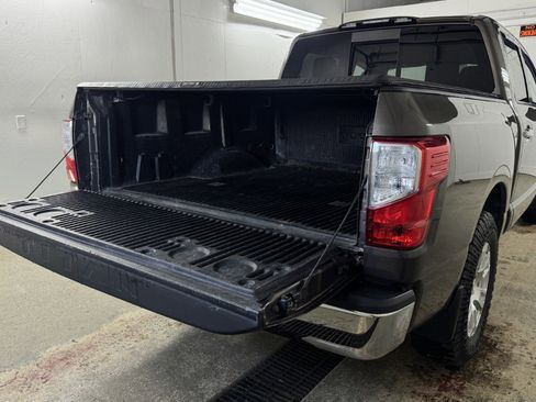 Used 2017 Nissan Titan SV image 48