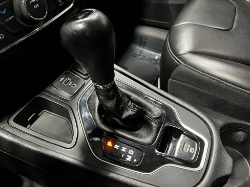 Used 2019 Jeep Cherokee Latitude Plus FWD image 30
