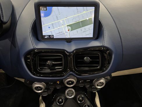 Used 2021 Aston Martin V8 Vantage Roadster image 13