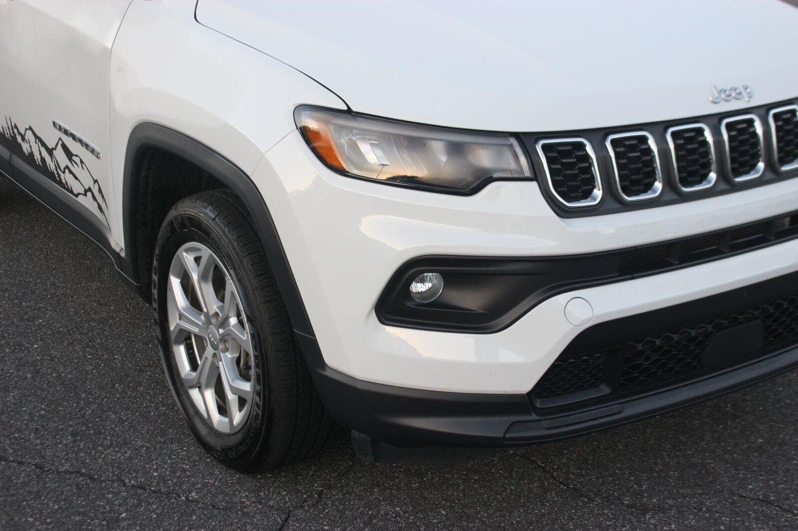 Used 2024 Jeep Compass Latitude AWD/4WD image 9