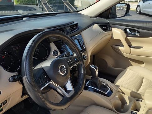 Used 2019 Nissan Rogue SV w/ Premium Package image 17