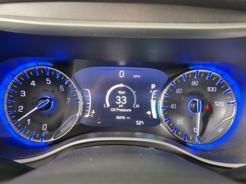 Used 2024 Chrysler Pacifica Touring-L image 18