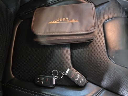 Used 2019 Jeep Cherokee Overland image 9