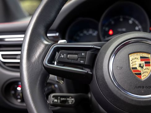 Certified 2025 Porsche Macan AWD/4WD image 30