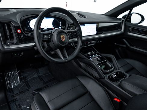 Certified 2025 Porsche Cayenne image 4