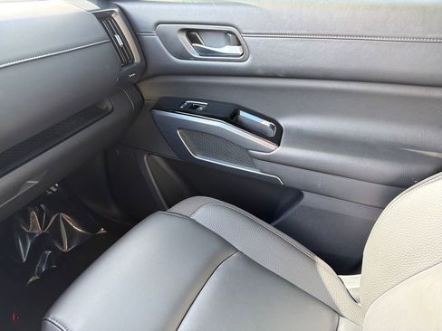 Certified 2025 Nissan Pathfinder SL image 29