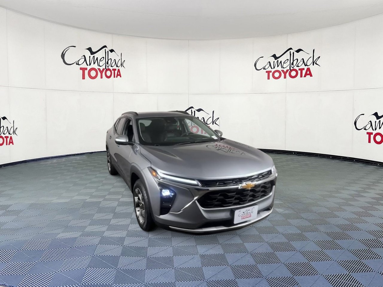 Used 2025 Chevrolet Trax LT FWD image 4