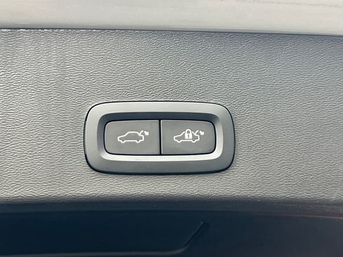 Used 2024 Volvo XC40 B5 Plus w/ Climate Package image 15