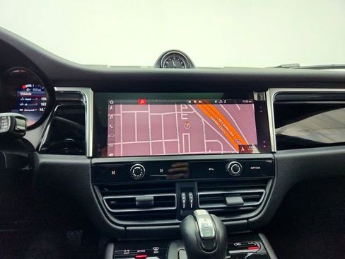 Used 2022 Porsche Macan image 23