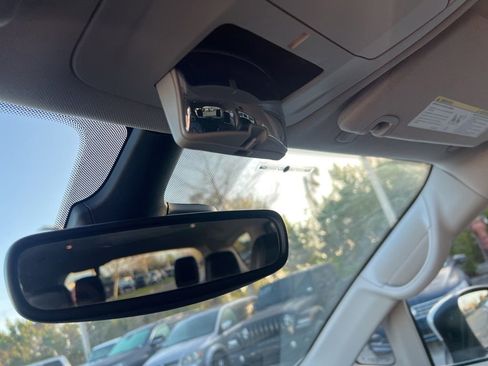 Used 2023 Chrysler Pacifica Touring-L image 59