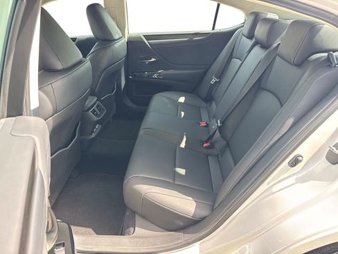 Used 2025 Lexus ES 350 w/ Premium Package FWD image 12