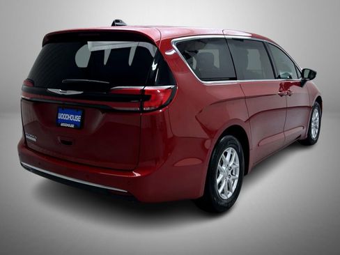 Used 2025 Chrysler Pacifica Select image 5