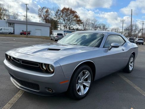 Used 2016 Dodge Challenger SXT image 7