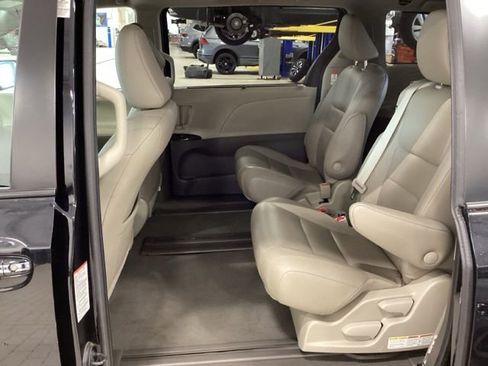 Used 2020 Toyota Sienna XLE w/ XLE Navigation Package FWD image 12