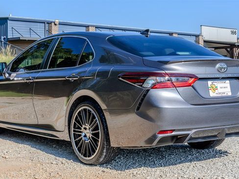 Used 2022 Toyota Camry SE FWD image 3