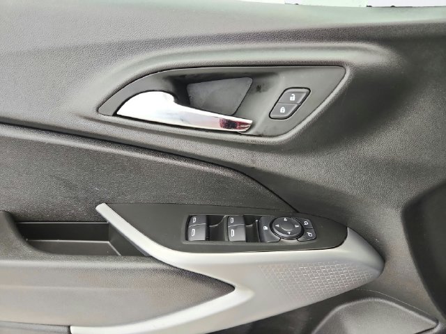 Used 2025 Chevrolet Trax RS w/ Driver Confidence Package FWD image 20