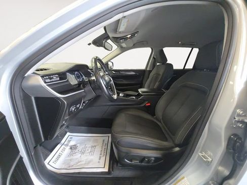 Used 2022 Jeep Grand Cherokee Laredo w/ Luxury Tech Group I AWD/4WD image 11