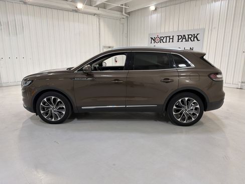 Used 2022 Lincoln Nautilus Reserve image 2