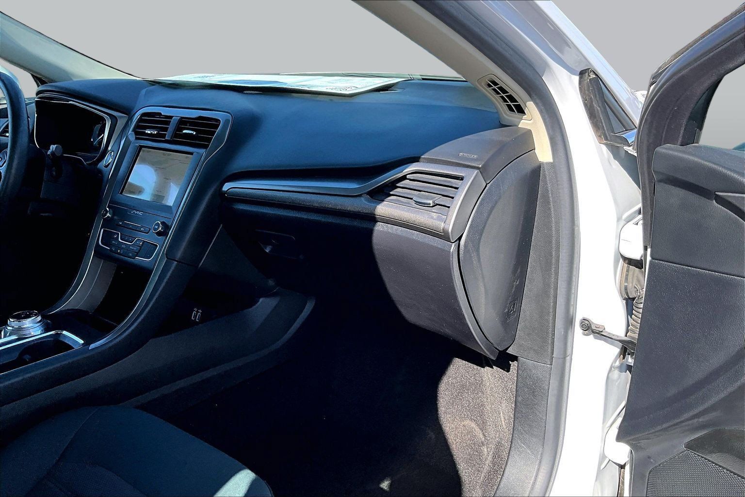 Used 2020 Ford Fusion SE FWD image 15